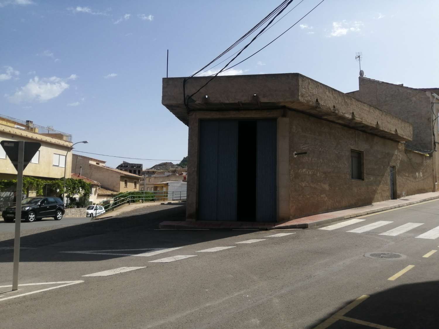 Inmobiliaria Jiménez vende vivienda muy amplia con garaje. .