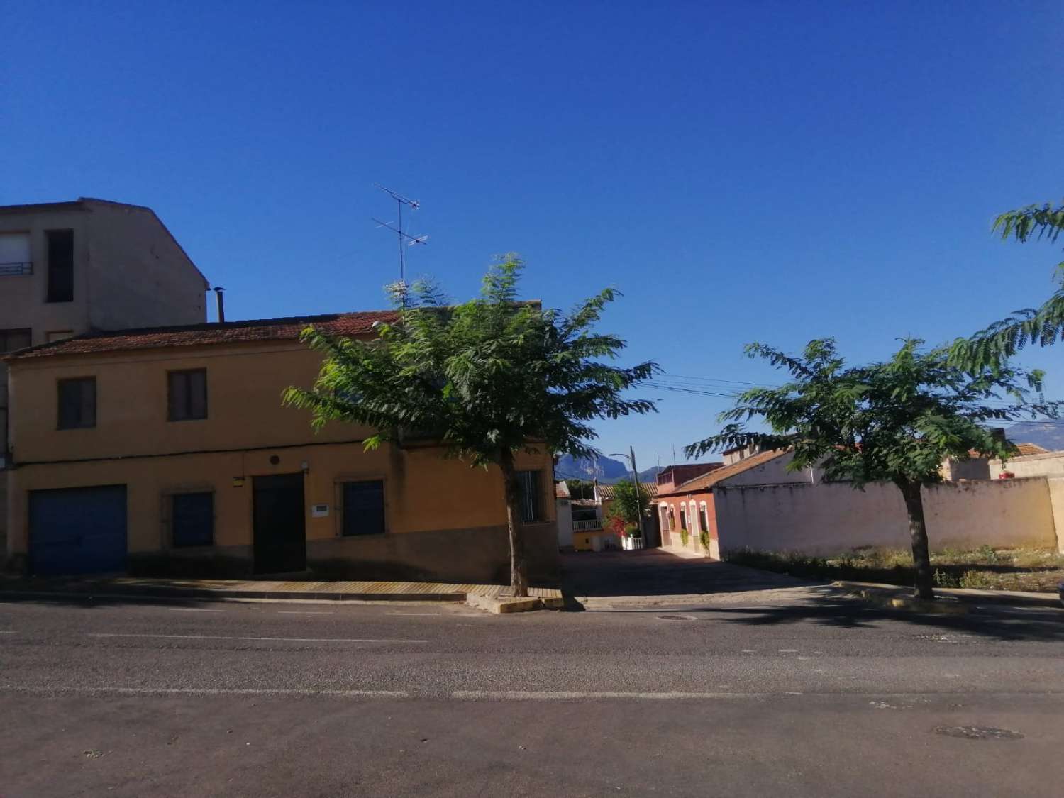 Inmobiliaria Jiménez Huéscar vende casa de amplia superficie en unas de las mejores avenidas de Pliego.