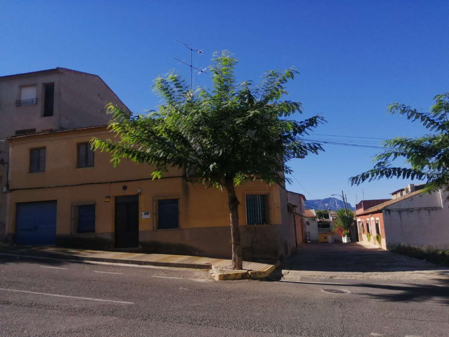 Inmobiliaria Jiménez Huéscar vende casa de amplia superficie en unas de las mejores avenidas de Pliego.