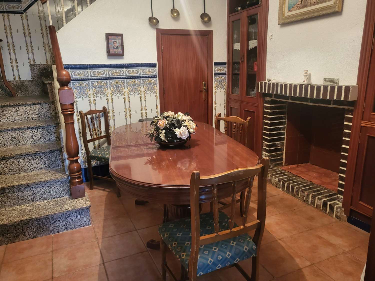 Se vende casa muy amplia con garaje en la Puebla de Mula.