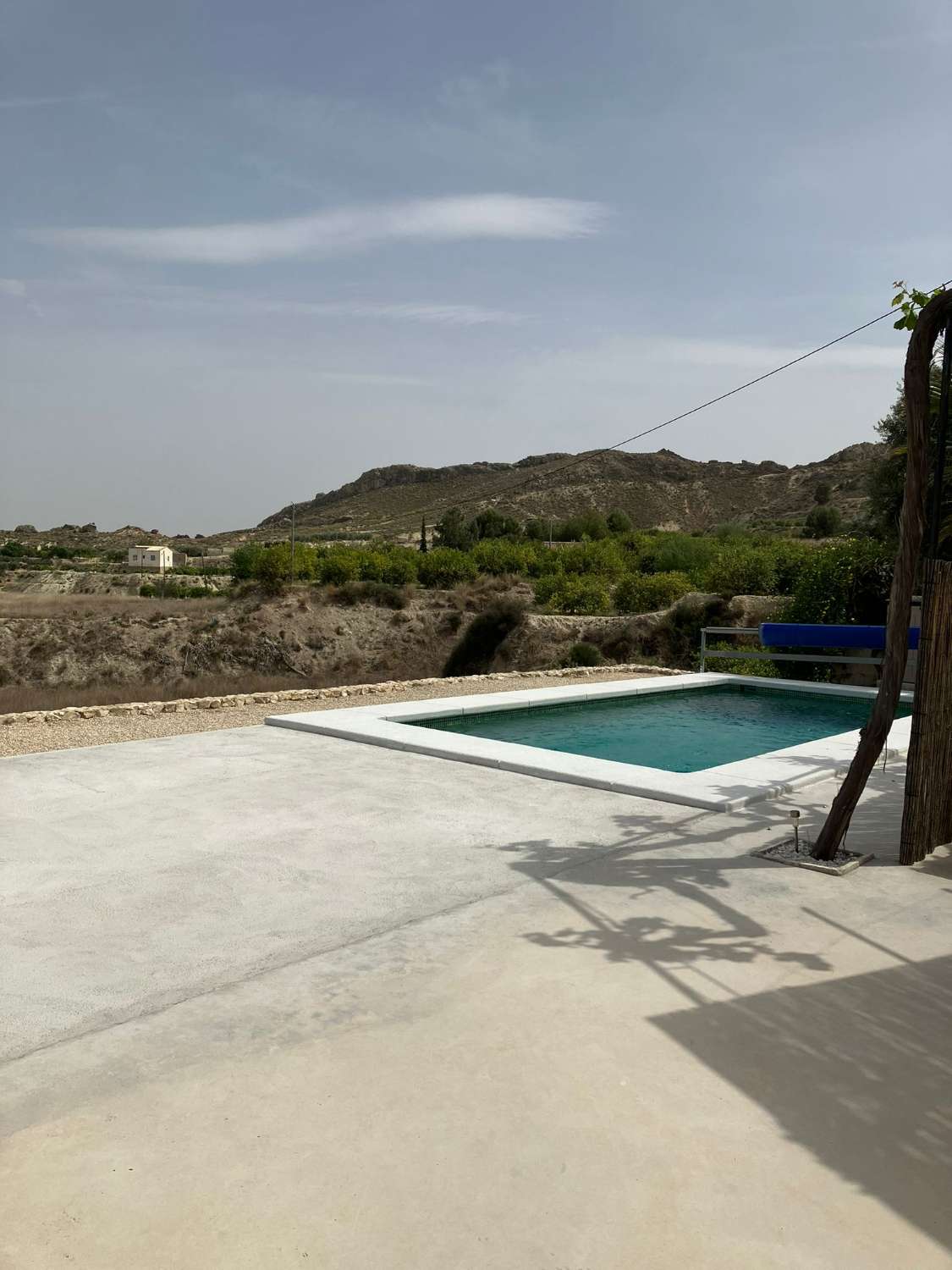Inmobiliaria Jiménez Huéscar vende fantástico chalet con con una impresionante finca de 4 hectáreas.