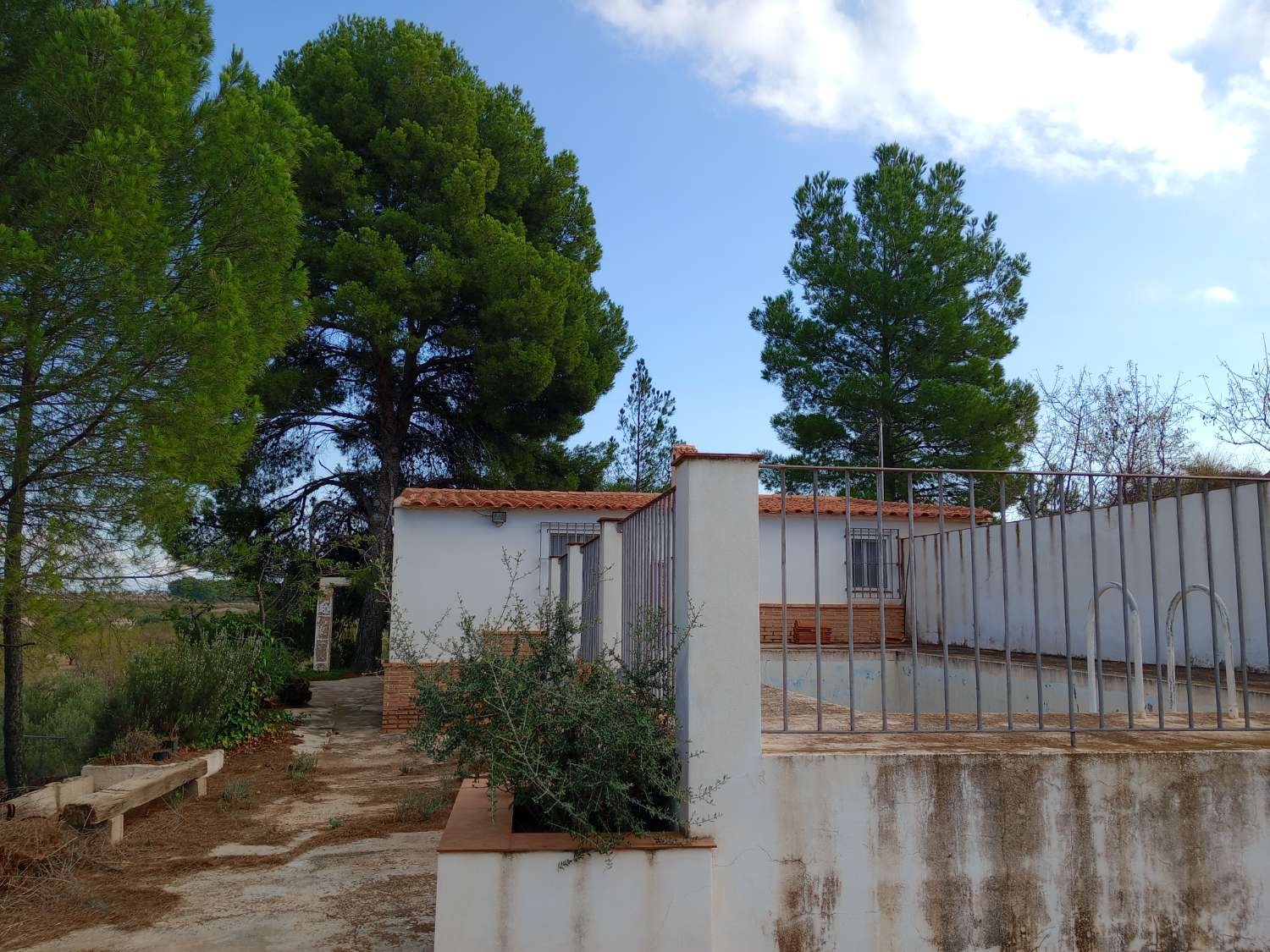 Inmobiliaria Jiménez Huèscar vende chalet con piscina ubicado en un parcela de 16.000 M2.